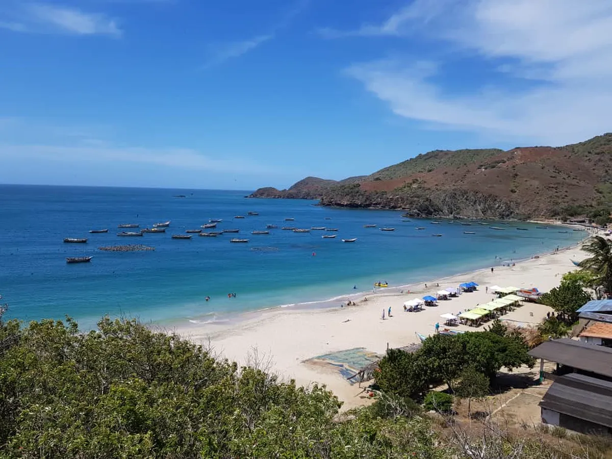 Bahía tropical con sombrillas