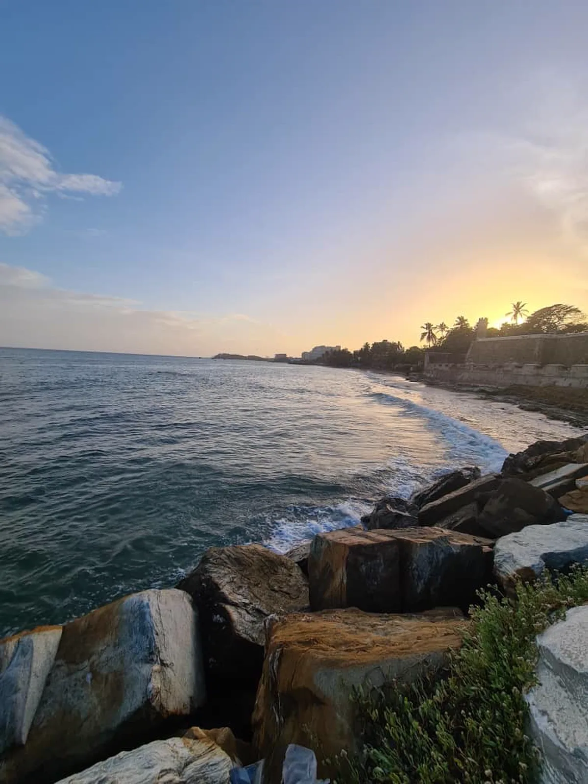 Costa con rocas y atardecer dorado